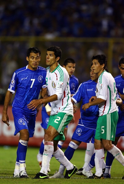 El Maza Rodríguez espera el tiro de esquina.