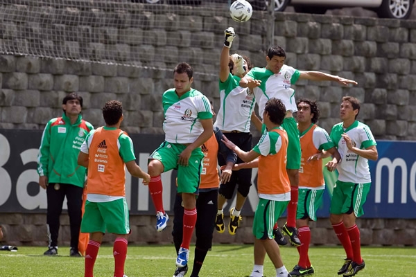 El Maza Rodríguez lucha en el aire con Ochoa.