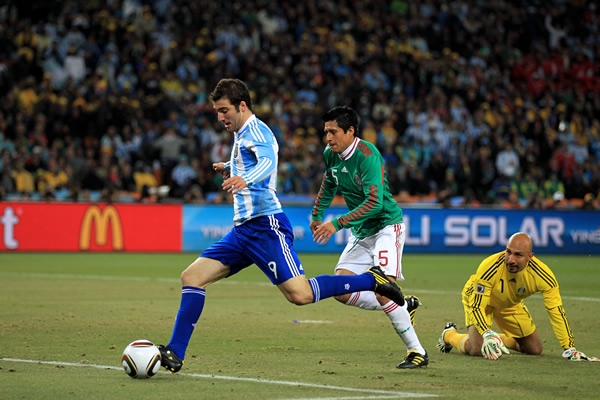 El momento del disparo de Higuaín.