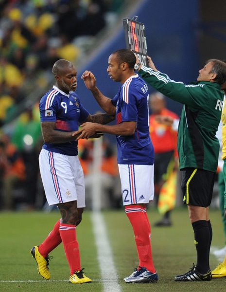 El momento en el que Henry entró por Cisse