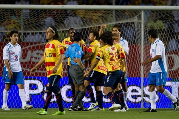 El nazareno no influyó en el resultado pero se la pasó marcando faltitas que cortaron el curso del esférico