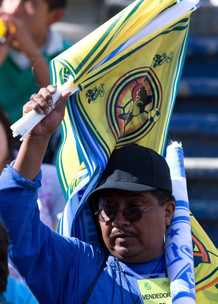 El negocio no puede faltar en el Estadio Cuauhtémoc.