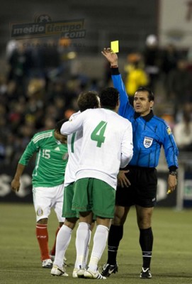 El partido estuvo lleno de amarillas.