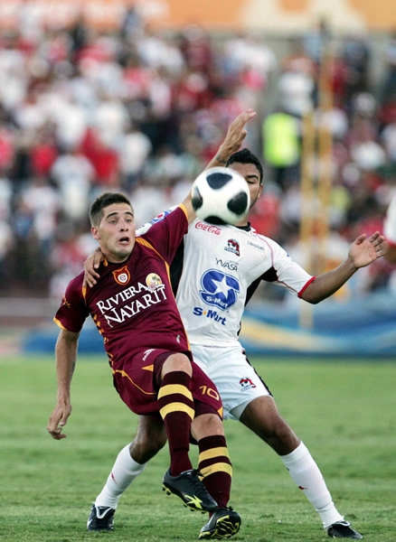 El partido tuvo muchas faltas