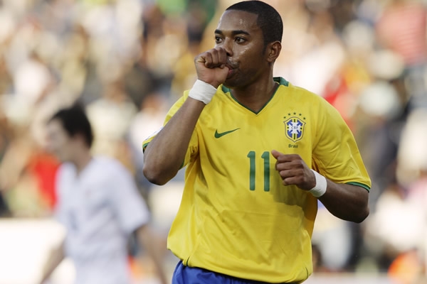 El pequeño gran Robinho festeja.