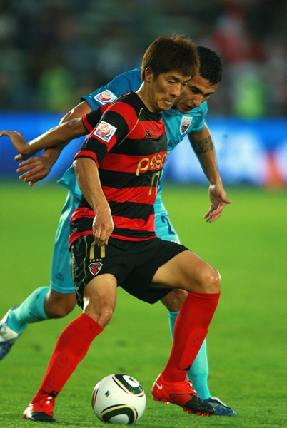 El Pohang intentó apoderarse de la pelota, peroel Potro no lo dejó.