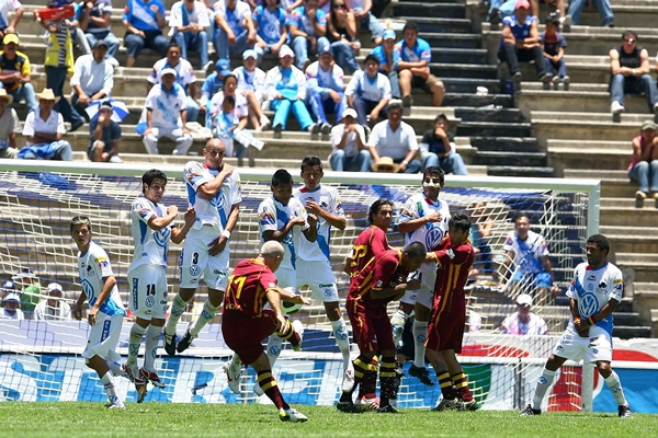 El Pony intentó meterla de tiro libre.