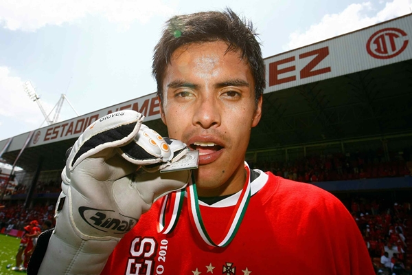El portero de los Diablos presume su Medalla.