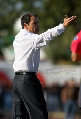 El Profesor Cruz reparte ordenes tácticas.