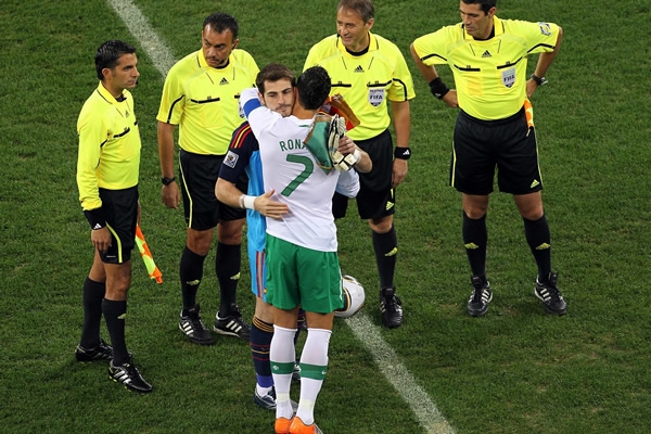 El saludo antes de iniciar el encuentro.