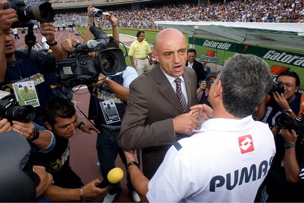 El saludo antes del encuentro de los técnicos