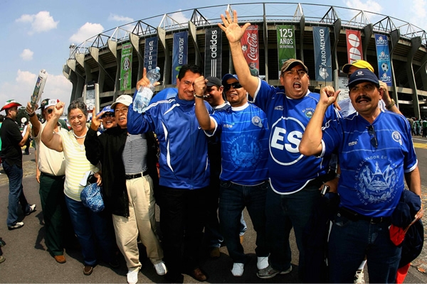 El Salvador también contó con apoyo en el Azteca