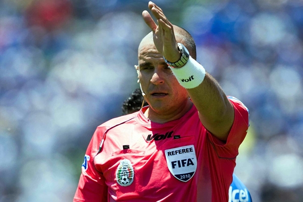 El silbante Chacón tuvo un regular desempeño en este cotejo.