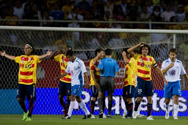 El silbante se ganó los abucheos del respetable