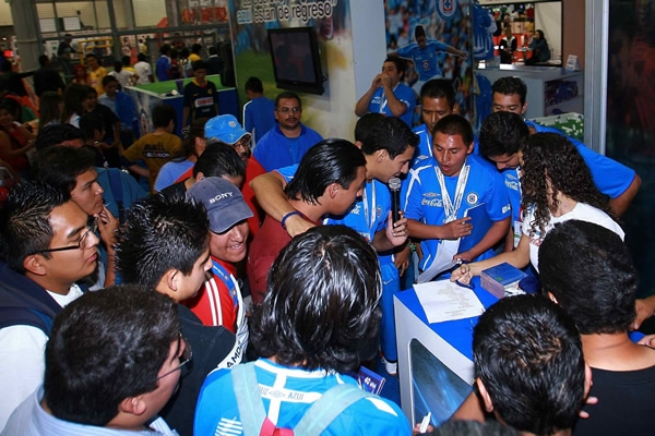El stand de Cruz Azul uno de los más visitados