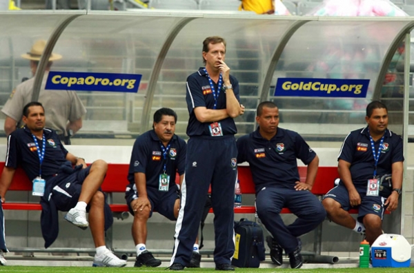 El técnico dirigió tranquilo desde la banca.