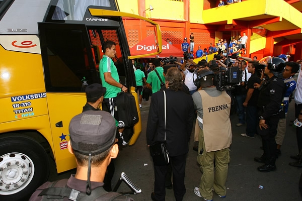 El Tri llega al estadio.