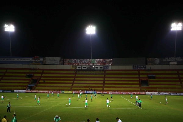 El Tri piso el césped del Cuscatlán.