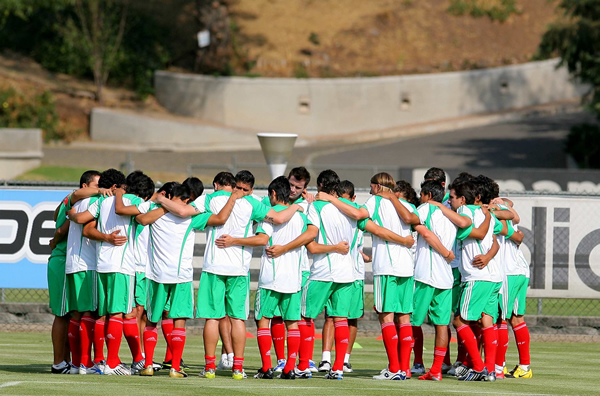 El Tri preparandose para el entrenamiento.