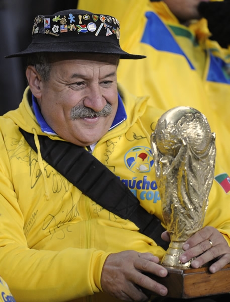 El trofeo fue duplicado en la tribuna.