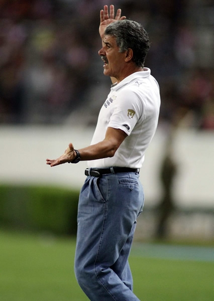 El Tuca, dando ordenes