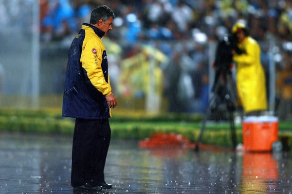 El Tuca de instrucciones con todo y la lluvia.