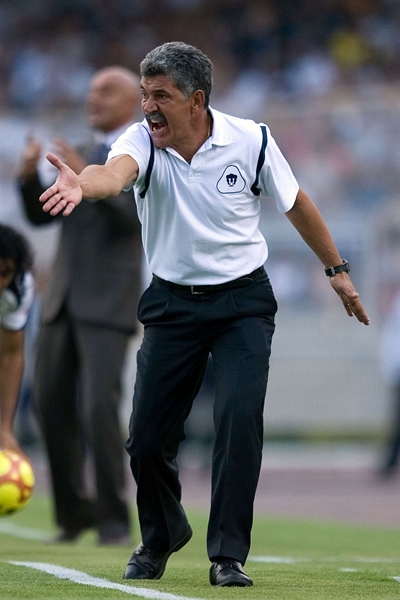 El Tuca desesperado con sus jugadores