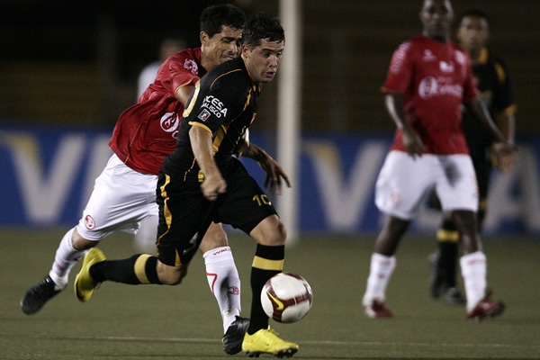 Elgabry Rangel intentando quitarse la marca
