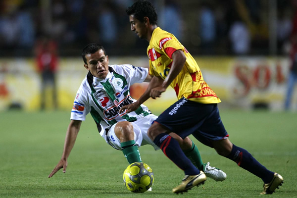 Elías Hernández deja atrás al ';Chato'; Rodríguez.