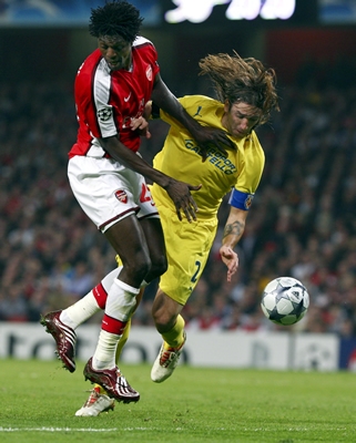 Emmanuel Adebayor y Gonzalo Rodriguez con fuerza.