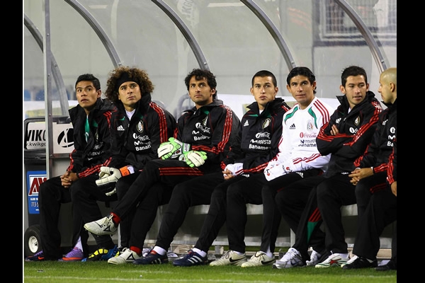 En la banca los jugadores listos para responder