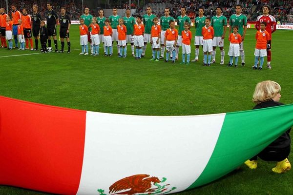 En la ceremonia de los himnos