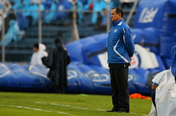Enrique Meza debutó con una derrota.