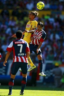 Enrique vera ganando por aire un balón