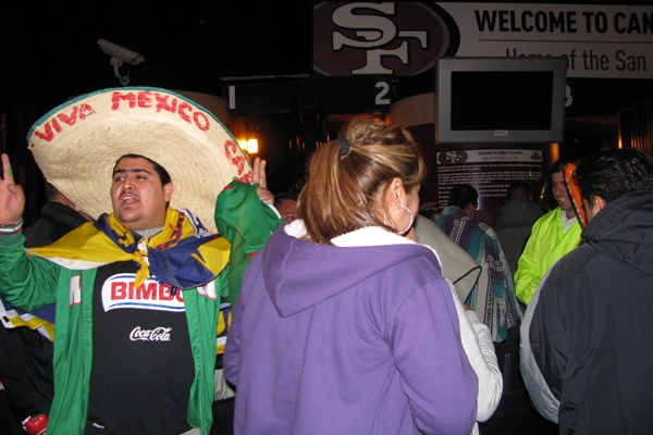 Entonaban el Himno Nacional fuera del estadio.