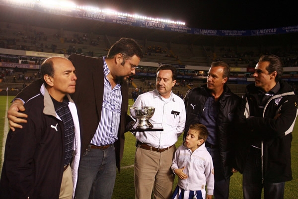 Entrega de reconocimientos de la directiva.