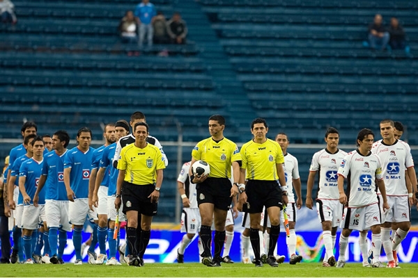 Equipos y cuerpo arbitral saliendo al campo