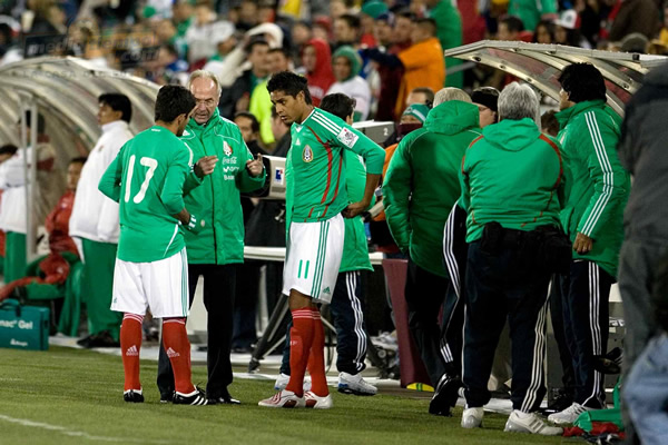 Eriksson da indicaciones a Sinha y Santana antes de su ingreso.