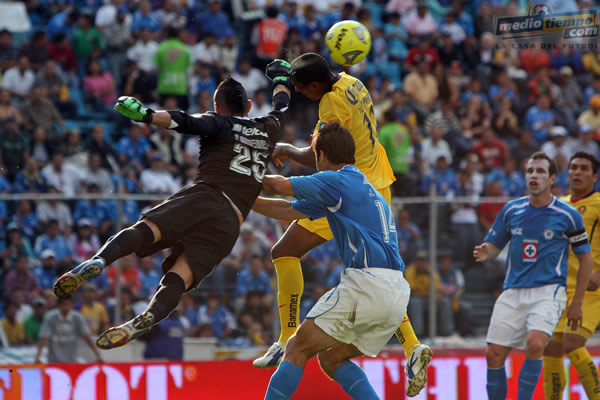 Espectacular postal del partido Cruz Azul-América esta tarde en el Estadio Azul.