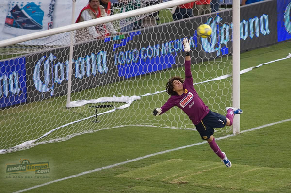 Espectacular vuelo de Memo Ochoa.