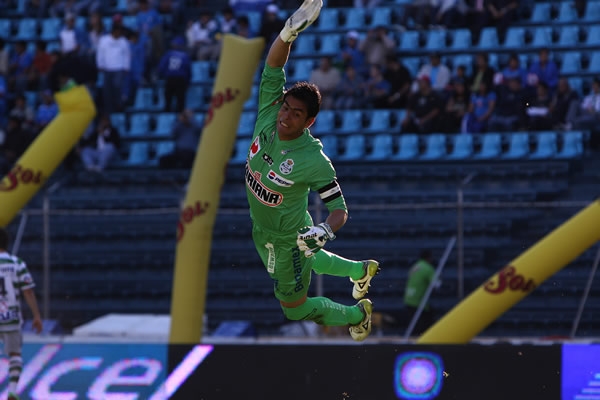 Espectacular vuelo de Oswaldo Sánchez