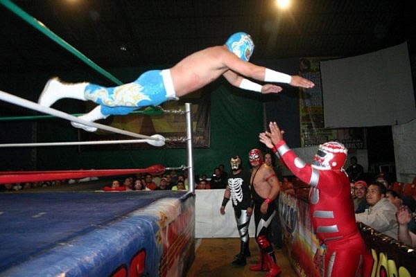 Espectacular vuelo hacía fuera del cuadrilátero