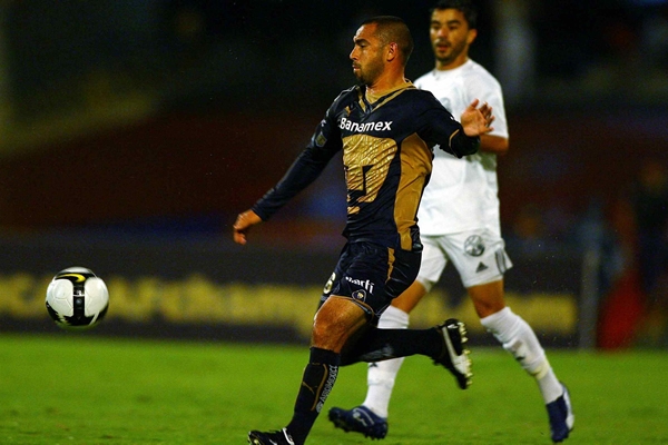 Espinoza se fue por la banda y con peligro.