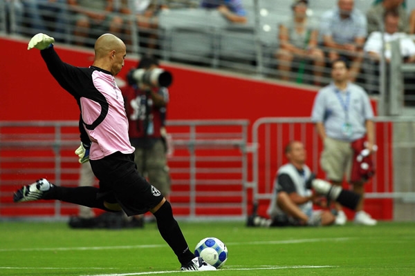 Espinoza tuvo que ir por la pelota cuatro veces al fondo de su portería.