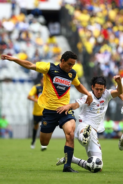 Esqueda pelando fuertemente el esférico