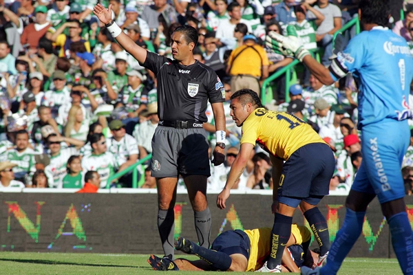Esqueda sufrió un golpe luego del pase de gol a Cabañas.