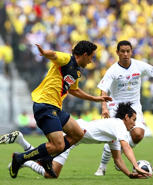 Esqueda trompicando a Daniel Corral