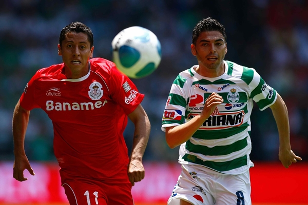 Esquivel y Morales corren para ganar la redonda.