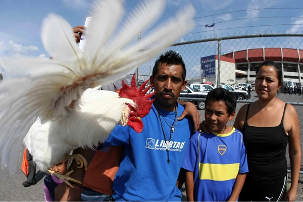 Este aficionado mostrando a la mascota del equipo