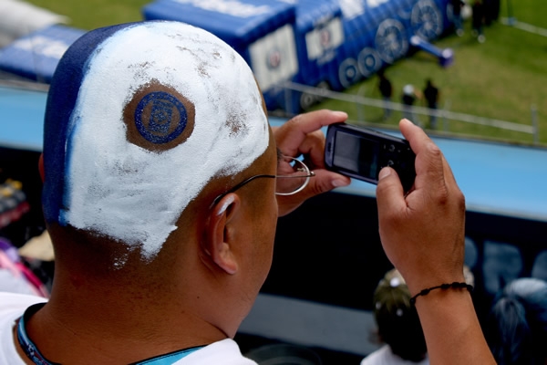 Este aficionado se lleva de recuerdo una foto del Azul